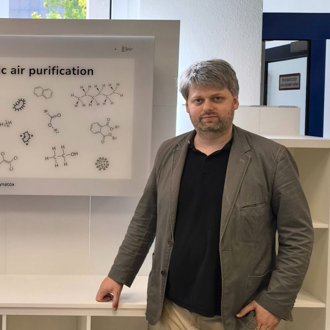 Lynatox Geschäftsführer Daniel Martschoke mit Dr. Jana Beez (BVMW Thüringen). Im Hintergrund ein Luftreiniger.