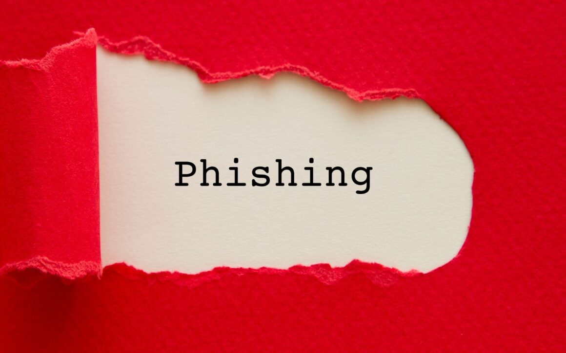 Ein Papier auf dem mit Schreibmaschine "Phishing" geschrieben steht